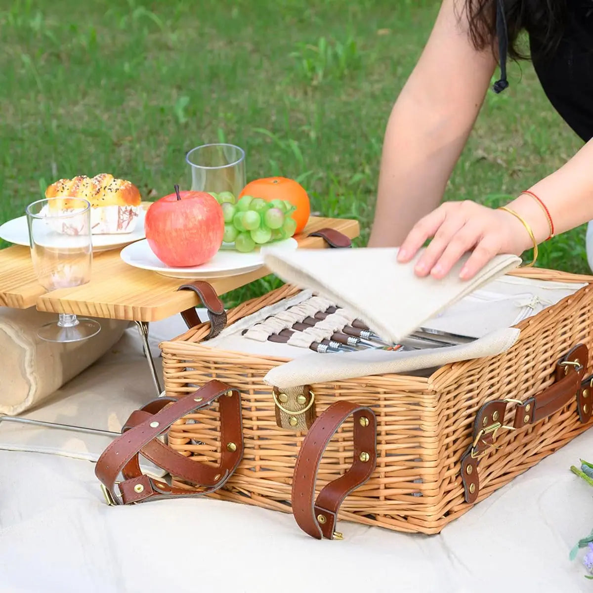 Panier Pique-Nique Osier Tressé pour 4 – Complet avec Couverts & Couverture